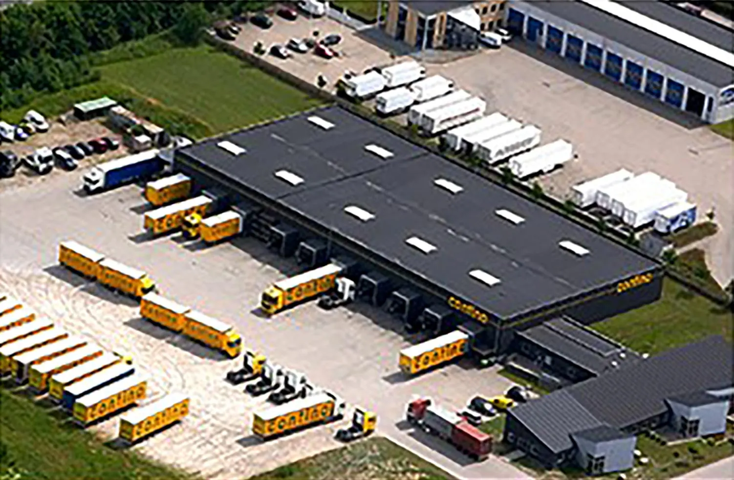 Continos lager og læsseramper med lastbiler og trailere set fra luften